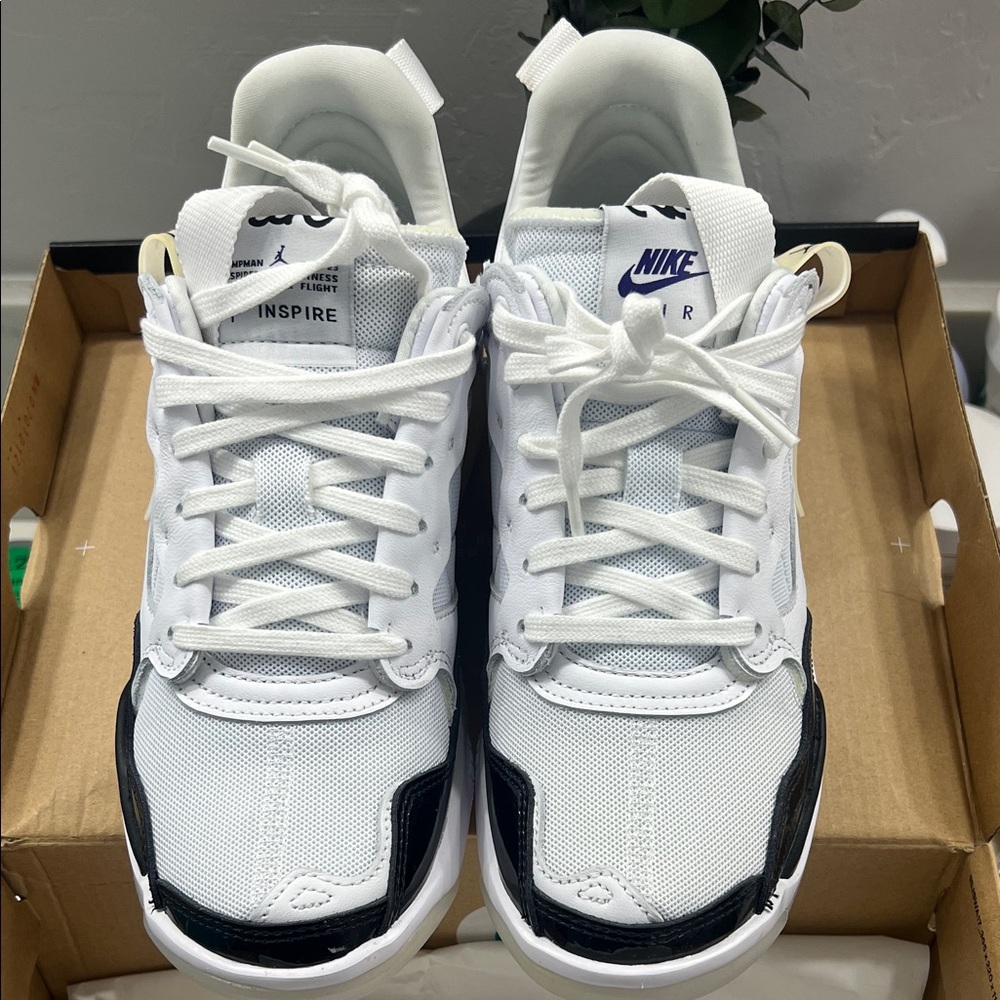 Nike Men's White and Black Inspire Sneakers